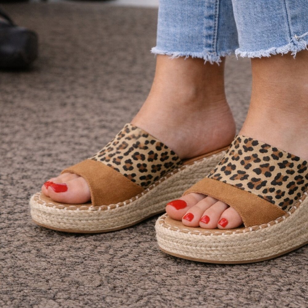TOMS Leopard Print Platform Espadrille Slip-On Shoes • Women’s 6 • Tan